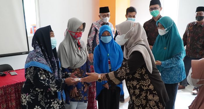 Camat Gunung Anyar salurkan santunan kepada warga di bulan Ramadan, 14 April 2022. Dok: LINES.