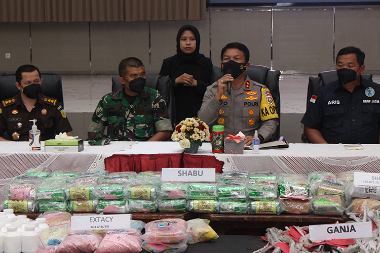 Kapolda Jawa Timur Irjen Pol Nico Afinta saat press release pemusnahan barang bukti narkoba dan miras di Mapolda Jatim 31 Maret 2022 Dok Lines Jatim