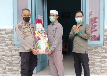 Kapolres Bojonegoro melalui Kasat Binmas AKP Agus Elfauzi memberikan Parcel Lebaran pada Pengurus DPD LDII Bojonegoro, 28 April 2022. Dok: Kontributor KIM Bojonegoro.