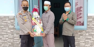 Kapolres Bojonegoro melalui Kasat Binmas AKP Agus Elfauzi memberikan Parcel Lebaran pada Pengurus DPD LDII Bojonegoro 28 April 2022 Dok Kontributor KIM Bojonegoro