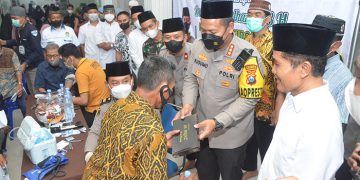 Kapolresta Sidoarjo Kombespol Kusumo Wahyu Bintoro bagikan sarung pada warga yang melakukan vaksin booster 14 April 2022 Dok Kontributor KIM Sidoarjo