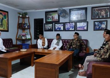 Ketua DPD LDII Bojonegoro beserta pengurus harian silaturahim ke Ketua MUI Bojonegoro di Kediamannya, Ponpes Al-Rosyid, 29 April 2022. Dok Kontributor KIM Bojonegoro.