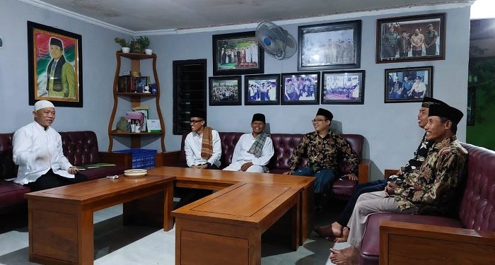 Ketua DPD LDII Bojonegoro beserta pengurus harian silaturahim ke Ketua MUI Bojonegoro di Kediamannya, Ponpes Al-Rosyid, 29 April 2022. Dok Kontributor KIM Bojonegoro.