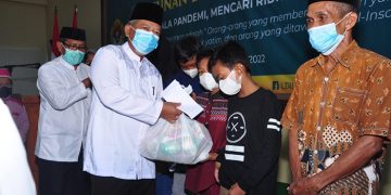 Ketua DPD LDII Gresik KH Abdul Muis memberikan santunan pada anak yatim dan dhuafa di bulan ramadan 13 April 2022 Dok Kontributor KIM Gresik