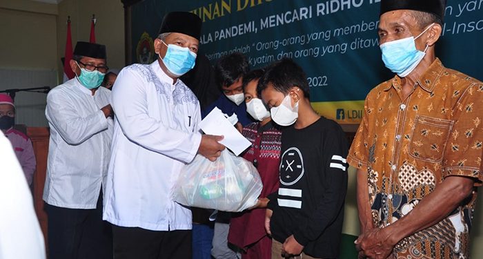 Ketua DPD LDII Gresik KH Abdul Muis memberikan santunan pada anak yatim dan dhuafa' di bulan ramadan, 13 April 2022. Dok: Kontributor KIM Gresik.