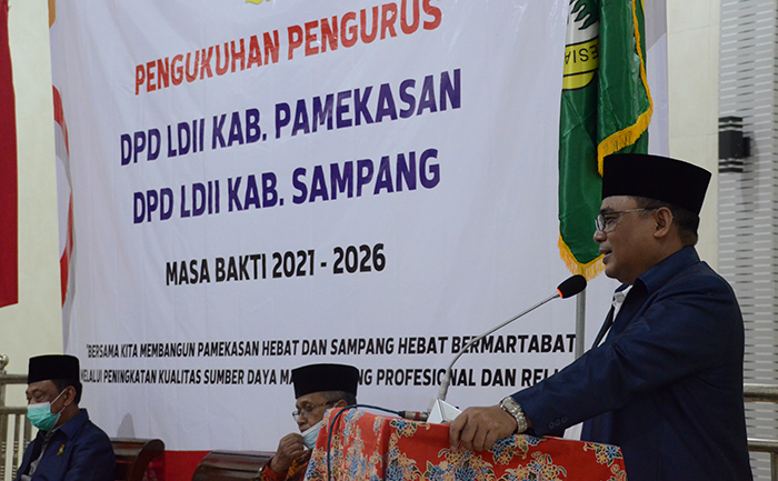 Ketua DPW LDII Jawa Timur KH Moch Amrodji Konawi berikan sambutan di Pelantikan dan Pengukuhan Pengurus DPD LDII Pamekasan. Dok: Lines Pamekasan.