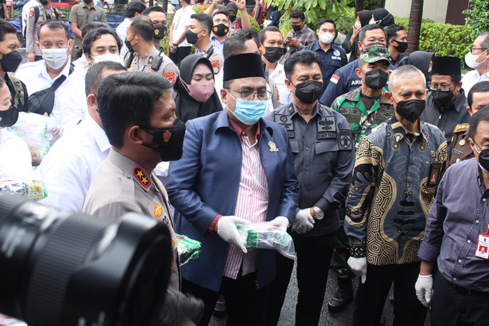 Ketua DPW LDII Jawa Timur KH Moch Amrodji Konawi (tengah) turut memusnahkan barang bukti narkoba dan miras. Dok: Lines Jatim.