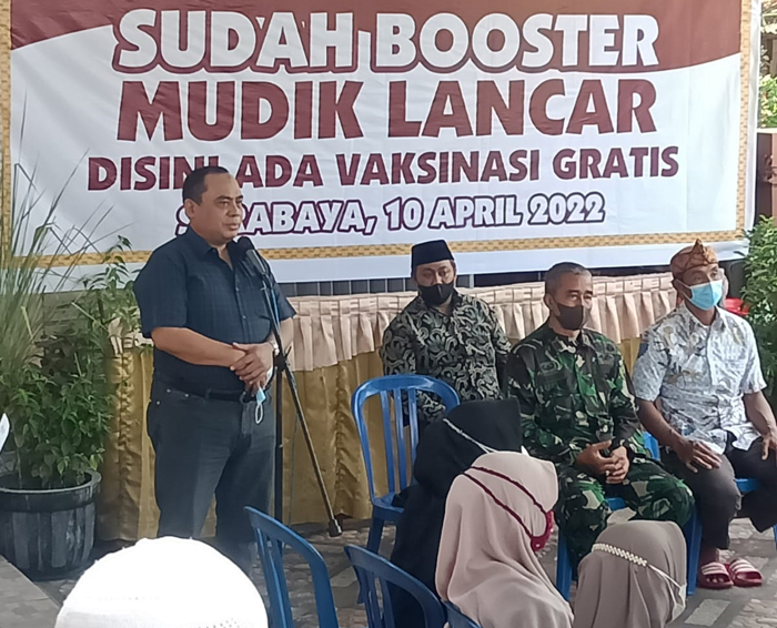 Ketua DPW LDII Jawa Timur KH Moch Amrodji Konawi mengapresiasi kinerja PC LDII Kecamatan Simokerto dan juga Danramil 0831/01 Simokerto yang bersinergi dalam pelayanan masyarakat terkait vaksinasi booster. Dok: Lines Jatim.