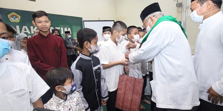 Ketua Umum MUI Surabaya KH Muchid Murtadho memberi santunan pada anak yatim di Ponpes Sabilurrosyidin Annur, 17 April 2022. Dok: Kontributor KIM Surabaya.