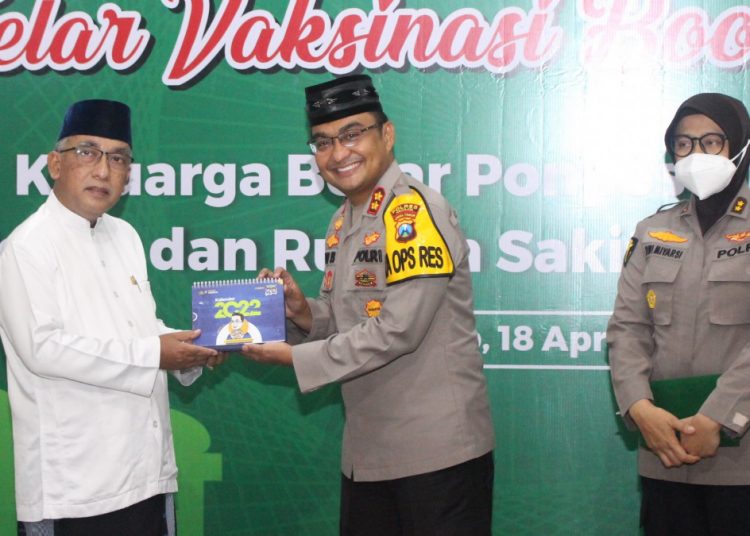 Pengasuh Ponpes Al Ubaidah, Habib Ubaidillah Al Hasany menerima cinderamata dari Kapolres Nganjuk AKBP Boy Jeckson Situmorang didampingi Kepala Rumah Sakit Bhayangkara Nganjuk AKBP Dwi Miyarsi, dalam acara vaksinasi booster untuk para santri, pada Senin (18/4). Dok: Tim Ponpes Al Ubaidah.