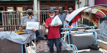 Santri Ponpes Wali Barokah Kediri memberikan santunan Ramadan kepada warga yang membutuhkan 24 April 2022 Dok Tim Publikasi Ponpes Wali Barokah Kediri