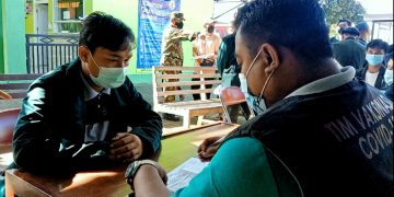 Seorang santri Ponpes Dahlan Ikhsan sedang pengecekan oleh tim screening sebelum menerima suntikan vaksin booster 5 April 2022 Dok Humas Ponpes Dahlan Ikhsan Blitar