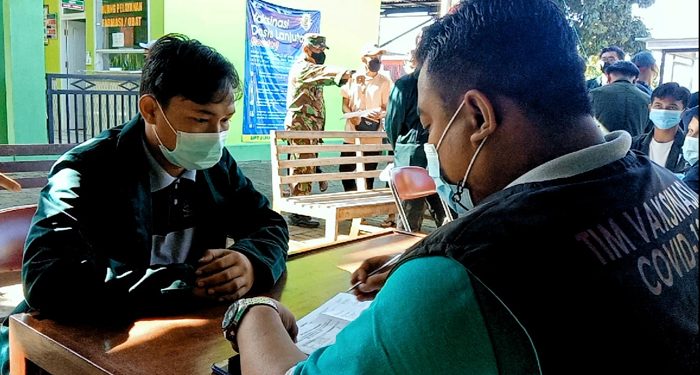 Seorang santri Ponpes Dahlan Ikhsan sedang pengecekan oleh tim screening sebelum menerima suntikan vaksin booster, 5 April 2022. Dok: Humas Ponpes Dahlan Ikhsan Blitar.