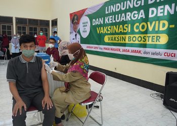 Warga Kecamatan Gayungan menerima suntikan vaksin booster di Aula Ponpes Sabilurrosyidin Annur, 5 April 2022. Dok: Lines Jatim.