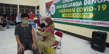 Warga Kecamatan Gayungan menerima suntikan vaksin booster di Aula Ponpes Sabilurrosyidin Annur 5 April 2022 Dok Lines Jatim