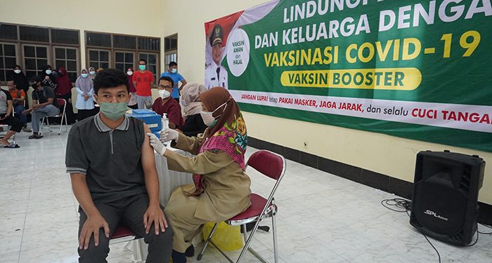 Warga Kecamatan Gayungan menerima suntikan vaksin booster di Aula Ponpes Sabilurrosyidin Annur, 5 April 2022. Dok: Lines Jatim.