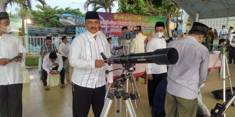 Ketua DPD LDII Lamongan mengikuti rukyatul hilal di Tanjung Kodok. Dok: Kontributor KIM Lamongan.