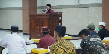 Ketua MUI Kecamatan Semampir KH Munadji Ahmad Syafii bersilaturahim sekaligus mengisi tausiah di Masjid At Taqwa Surabaya 22 April 2022 Dok Tim Lines
