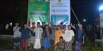 Pengurus Ranting Nahdlatul Ulama NU dan PC LDII Kecamatan Badas bergotong royong memasang banner spanduk Ramadan 2 April 2022 Dok Kontributor KIM Kabupaten Kediri