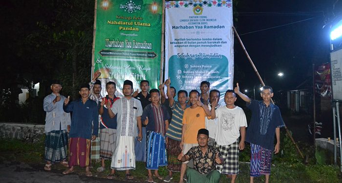 Pengurus Ranting Nahdlatul Ulama (NU) dan PC LDII Kecamatan Badas bergotong royong memasang banner (spanduk) Ramadan, 2 April 2022. Dok: Kontributor KIM Kabupaten Kediri.