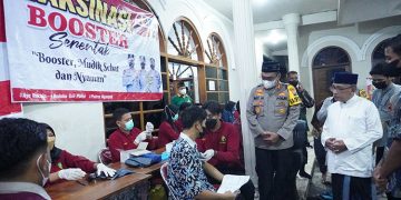 Habib Ubaidillah bersama AKBP Boy Jeckson Situmorang meninjau pelaksanaan vaksin booster kepada 1000 an santri dan warga di Ponpes Al Ubaidah Kertosono Nganjuk Jawa Timur Foto Tim Ponpes Al Ubaidah