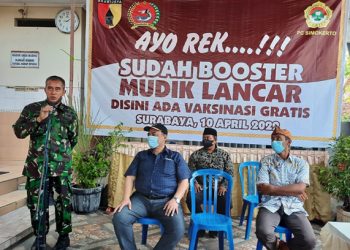 Danramil 0831/01 Simokerto Kapten Inf Ibnu Soewardhono beri sambutan saat tinjau vaksinasi booster, 10 April 2022. Dok: Lines Jatim.
