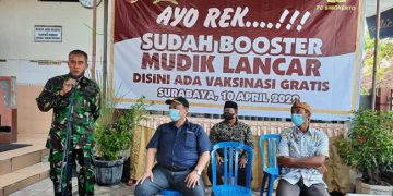 Danramil 083101 Simokerto Kapten Inf Ibnu Soewardhono beri sambutan saat tinjau vaksinasi booster 10 April 2022 Dok Lines Jatim