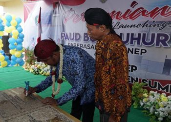 Bupati Sumenep Achmad Fauzi (kiri) tandatangani prasasti peresmian Masjid Al-Hadi dan Masjid Nurul Huda, Paberasan, di sela-sela peresmian PAUD Budi Luhur, 17 Mei 2022. Dok: Kontributor KIM Sumenep.