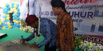 Bupati Sumenep Achmad Fauzi kiri tandatangani prasasti peresmian Masjid Al Hadi dan Masjid Nurul Huda Paberasan di sela sela peresmian PAUD Budi Luhur 17 Mei 2022 Dok Kontributor KIM Sumenep