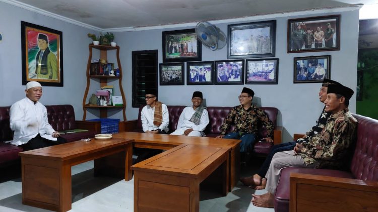 Ketua DPD LDII Bojonegoro beserta pengurus harian silaturahim ke Ketua MUI Bojonegoro di Kediamannya Ponpes Al Rosyid 29 April 2022 Dok Kontributor KIM Bojonegoro