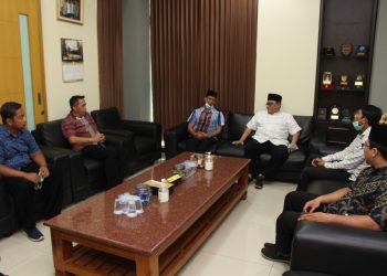 Ketua DPW LDII Jawa Timur KH Moch Amrodji Konawi menerima kunjungan jajaran Dit Intelkam Polda Jawa Timur, 28 April 2022. Dok: Lines Jatim.
