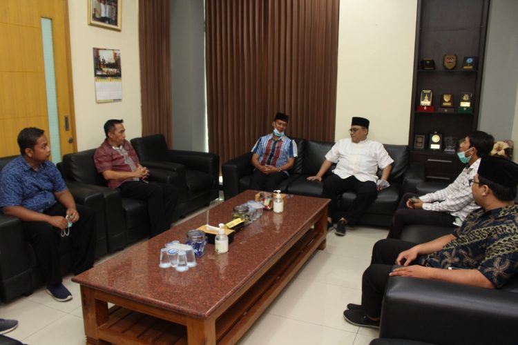Ketua DPW LDII Jawa Timur KH Moch Amrodji Konawi menerima kunjungan jajaran Dit Intelkam Polda Jawa Timur 28 April 2022 Dok Lines Jatim
