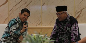 Mantan Duta Besar Indonesia untuk Ukraina Yuddy Chrisnandi kiri saat bersilaturahim dengan Ketua Umum DPP LDII KH Chriswanto Santoso di Kantor DPP LDII Jakarta 20 Mei 2022 Dok Lines
