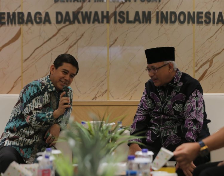 Mantan Duta Besar Indonesia untuk Ukraina Yuddy Chrisnandi (kiri) saat bersilaturahim dengan Ketua Umum DPP LDII KH Chriswanto Santoso di Kantor DPP LDII, Jakarta, 20 Mei 2022. Dok: Lines.