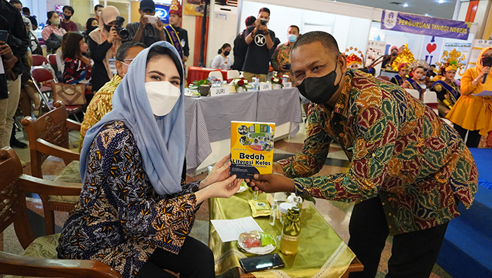 Ali Harsojo memberikan salah satu buku karyanya yang berjudul "Bedah Literasi di Kelas" pada Arumi Bachsin. Dok: Lines.