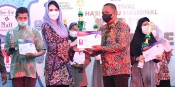 Ali Harsojo juara pertama lomba menulis artikel Hari Buku Nasional HBN 2022 terima piagam penghargaan dari Ketua Dewan Kerajinan Nasional Daerah Dekranasda Jawa Timur Arumi Bachsin 22 Mei 2022 Dok Lines