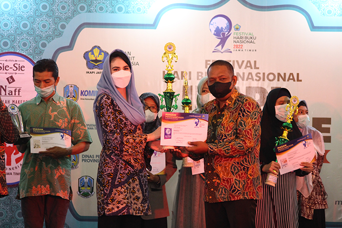 Ali Harsojo juara pertama lomba menulis artikel Hari Buku Nasional HBN 2022 terima piagam penghargaan dari Ketua Dewan Kerajinan Nasional Daerah Dekranasda Jawa Timur Arumi Bachsin 22 Mei 2022 Dok Lines