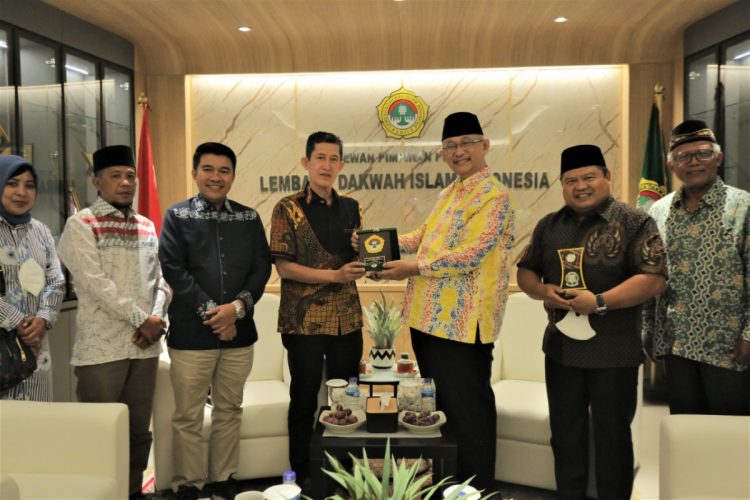 Setelah berkunjung ke kantor DPP LDII, rombongan DPRD Banyuasin melanjutkan lawatannya ke Pondok Pesantren Minhaajurrosyidiin. Dok: LINES.