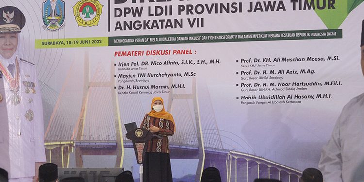 Gubernur Khofifah saat memberikan pengarahan peserta diklat dai LDII Jawa Timurdi Ponpes Sabilurrosyidn Annur, Surabaya, 19 Juni 2022. Dok: KIM LDII Jatim.