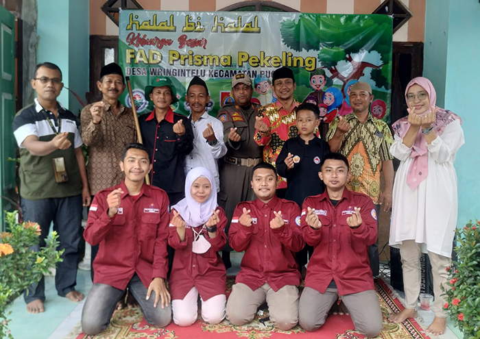 Ketua DPD LDII Jember Akhmad Malik bersama pengurus Forum Anak Desa Prisma Parkeling. Dok: Kontributor KIM Jember.