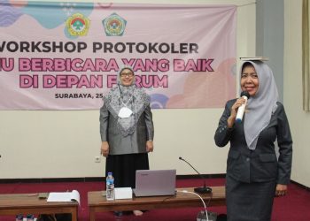W.E. Tjitrawati (kanan) memperagakan "teknik berbicara di depan umum" di Workshop Protololer, di Aula DPW LDII Jatim, Sabtu (24/6). Dok: Lines Jatim.