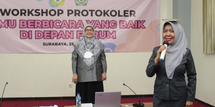 W.E. Tjitrawati (kanan) memperagakan "teknik berbicara di depan umum" di Workshop Protololer, di Aula DPW LDII Jatim, Sabtu (24/6). Dok: Lines Jatim.