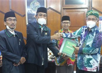 Ketua DPW LDII DIY memberikan AD/ART, buku Munas IX LDII 2021 dan buku pedoman beribadah LDII yang diterima oleh Ketua PWM DIY Gita Danu Pranata (kanan). Turut mendampingi Sekretaris PWM Sukiman (kedua dari kanan) dan Wakil Ketua DPW LDII DIY Anji Sujiman (kiri).