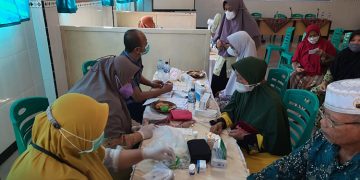 Sejumlah warga menerima pemeriksaan kesehatan secara gratis di poskestren ponpes minhajurrosyidin Jember 11 Juni 2022 Dok Kontributor KIM Jember