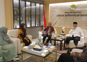 Anggota Komisi IX DPR RI Saniatul Lativa (kedua dari kiri) saat mengunjungi DPP LDII, pada Selasa (12/7). Dalam pertemuan itu, ia mengatakan Balai Latihan Kerja (BLK) jadi jembatan kesenjangan antara SDM dan dunia usaha. Dok: Lines.