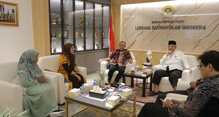 Anggota Komisi IX DPR RI Saniatul Lativa (kedua dari kiri) saat mengunjungi DPP LDII, pada Selasa (12/7). Dalam pertemuan itu, ia mengatakan Balai Latihan Kerja (BLK) jadi jembatan kesenjangan antara SDM dan dunia usaha. Dok: Lines.