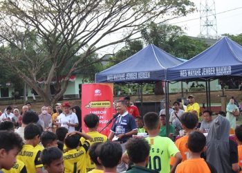 Komite Eksekutif Asosiasi Sepak Bola Kabupaten (ASKAB) PSSI Jember, Thohari, secara resmi menutup Liga FORSGI di Lapangan Brigif Raider 9 Kostrad, Jember, Minggu (31/7). Dok: LDII Jember.