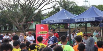 Komite Eksekutif Asosiasi Sepak Bola Kabupaten ASKAB PSSI Jember Thohari secara resmi menutup Liga FORSGI di Lapangan Brigif Raider 9 Kostrad Jember Minggu 317 Dok LDII Jember