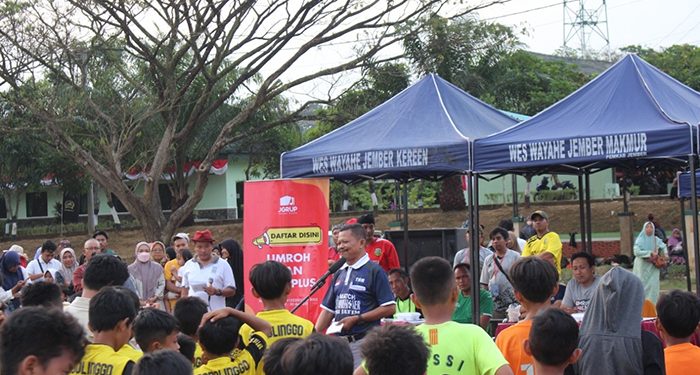 Komite Eksekutif Asosiasi Sepak Bola Kabupaten (ASKAB) PSSI Jember, Thohari, secara resmi menutup Liga FORSGI di Lapangan Brigif Raider 9 Kostrad, Jember, Minggu (31/7). Dok: LDII Jember.