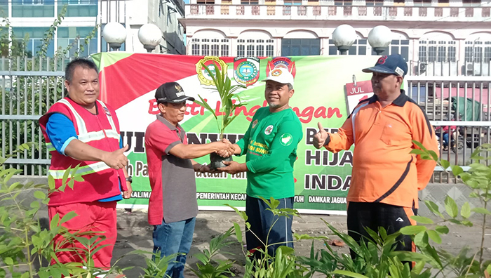 Ketua DPW LDII Kalbar, Susanto (tiga dari kiri), menyerahkan bibit pohon kepada Camat Sungai Pinyuh, Ibrahim, saat bakti lingkungan di Terminal Sungai Pinyuh yang disulap menjadi bersih dan asri. Dok: LDII Kalbar.